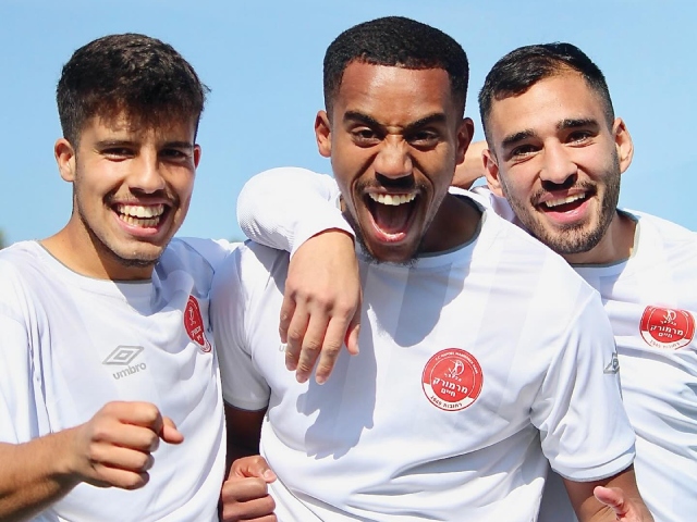 שחקני מרמורק לאחר ההעפלה לגמר גביע האזורים (סהר בראל, מדיה הפועל מרמורק)